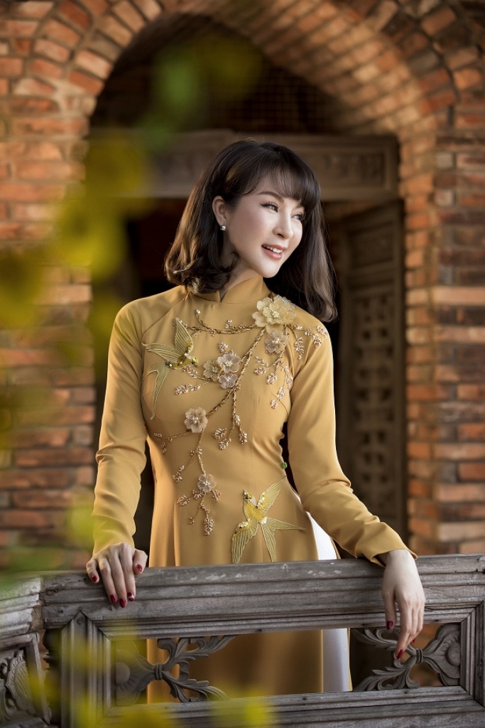 mc thanh mai khoe dang manh mai voi ao dai theu don xuan