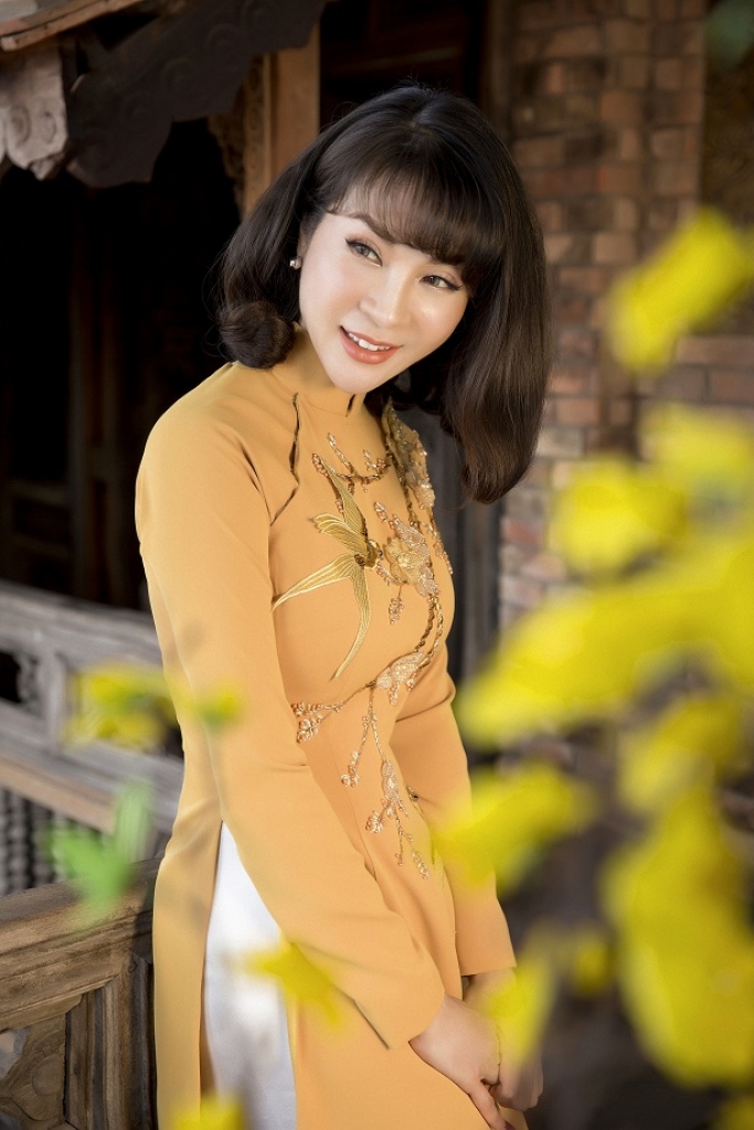 mc thanh mai khoe dang manh mai voi ao dai theu don xuan