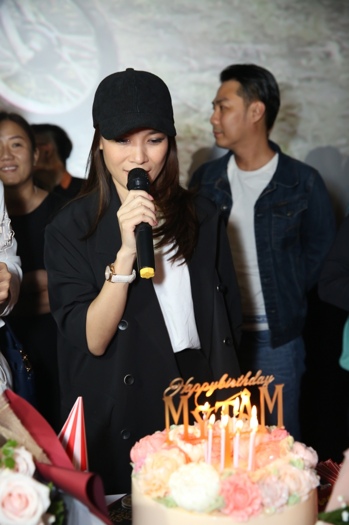 my tam roi nuoc mat khi duoc fan bi mat to chuc sinh nhat ngay trong rap phim