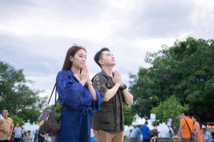 nam cuong va to my phan khich vua bay du luon vua hat tren khong trung bien da nang