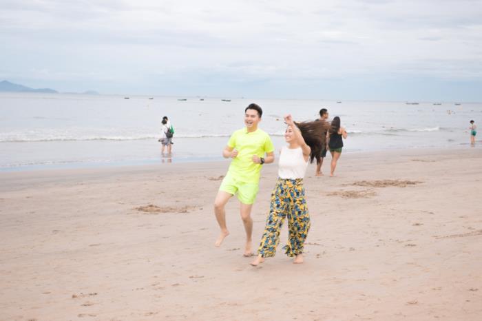 Nam Cường và Tố My phấn khích vừa bay dù lượn, vừa hát trên không trung biển Đà Nẵng nam cuong va to my phan khich vua bay du luon vua hat tren khong trung bien da nang