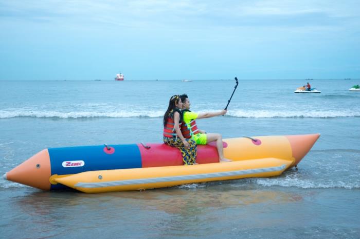 Nam Cường và Tố My phấn khích vừa bay dù lượn, vừa hát trên không trung biển Đà Nẵng nam cuong va to my phan khich vua bay du luon vua hat tren khong trung bien da nang