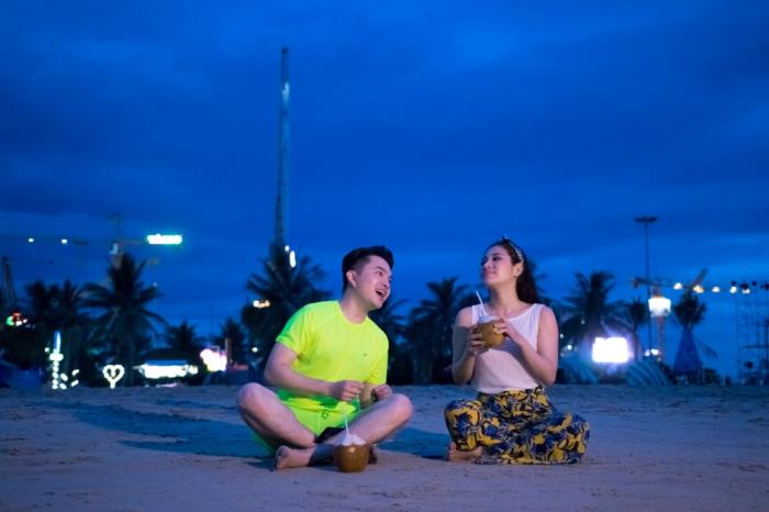 Nam Cường và Tố My phấn khích vừa bay dù lượn, vừa hát trên không trung biển Đà Nẵng nam cuong va to my phan khich vua bay du luon vua hat tren khong trung bien da nang