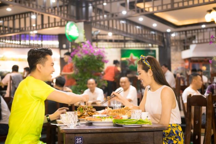 Nam Cường và Tố My phấn khích vừa bay dù lượn, vừa hát trên không trung biển Đà Nẵng nam cuong va to my phan khich vua bay du luon vua hat tren khong trung bien da nang