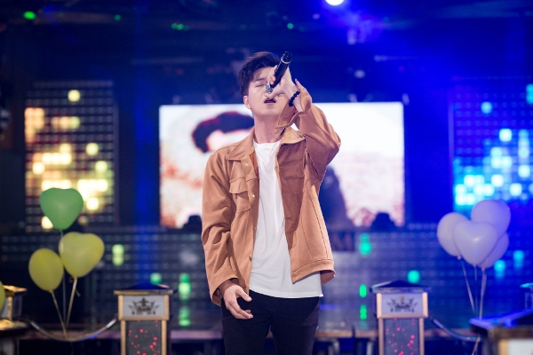 Ngoài ra chàng Bắp cũng trình diễn Để anh một mình và cùng fan club chơi những trò chơi hỏi đáp liên quan đến MV.
