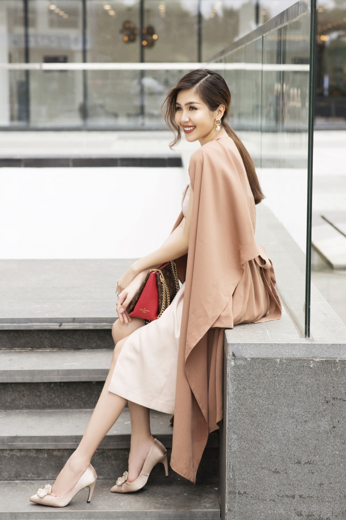 nguoi dep phuong dai tha dang xuong pho dong voi loat phu kien hang hieu cuc chat