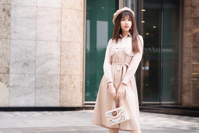 nguoi dep phuong dai tha dang xuong pho dong voi loat phu kien hang hieu cuc chat