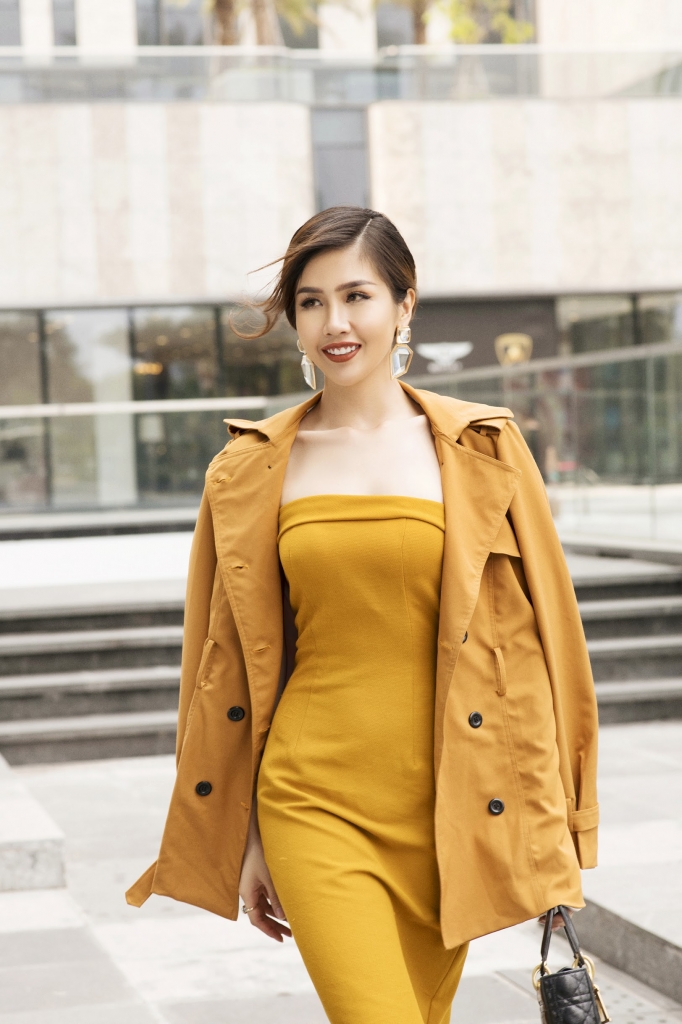 nguoi dep phuong dai tha dang xuong pho dong voi loat phu kien hang hieu cuc chat