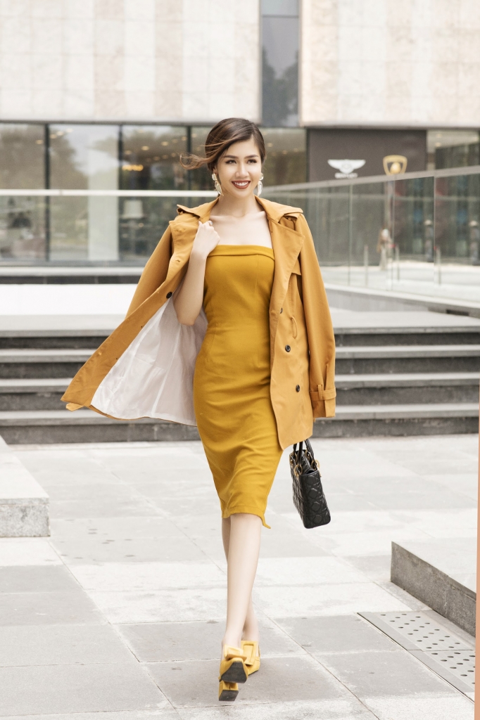 nguoi dep phuong dai tha dang xuong pho dong voi loat phu kien hang hieu cuc chat