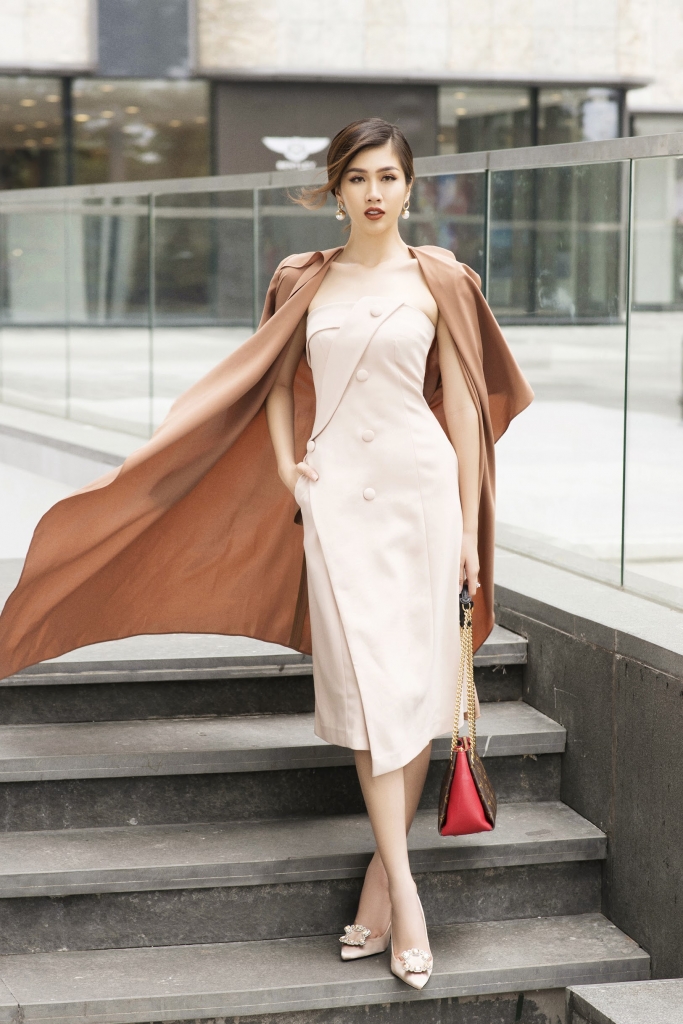 nguoi dep phuong dai tha dang xuong pho dong voi loat phu kien hang hieu cuc chat