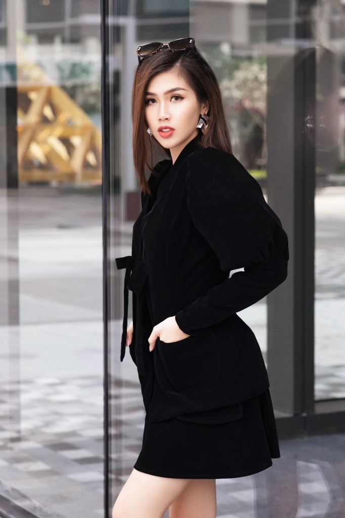 nguoi dep phuong dai tha dang xuong pho dong voi loat phu kien hang hieu cuc chat