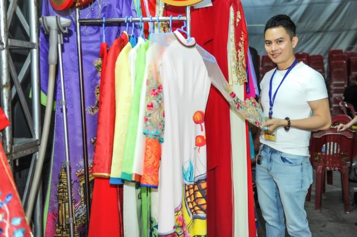 NTK Ngô Nhật Huy mang cả không gian Hội An tới thành phố mang tên Bác qua tà áo dài ntk ngo nhat huy mang ca khong gian hoi an toi thanh pho mang ten bac qua ta ao dai