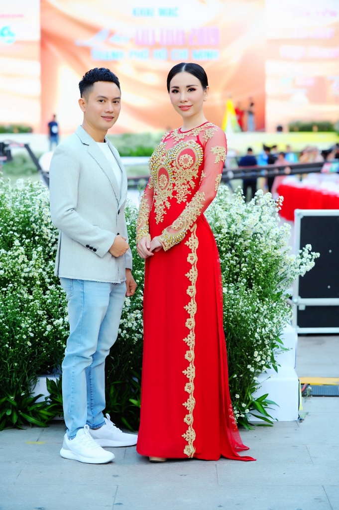NTK Ngô Nhật Huy mang cả không gian Hội An tới thành phố mang tên Bác qua tà áo dài ntk ngo nhat huy mang ca khong gian hoi an toi thanh pho mang ten bac qua ta ao dai