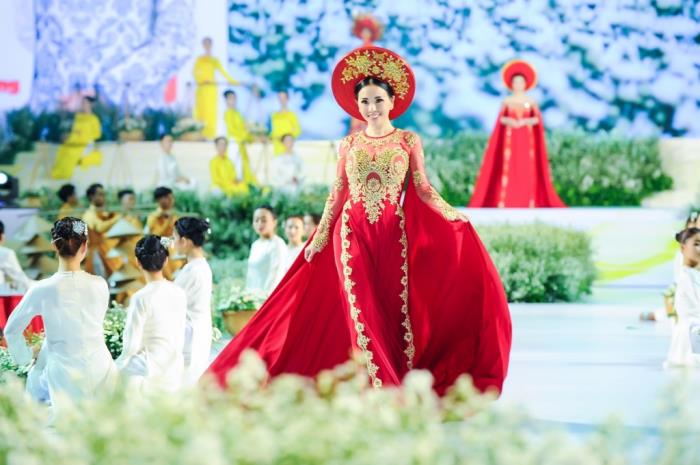 NTK Ngô Nhật Huy mang cả không gian Hội An tới thành phố mang tên Bác qua tà áo dài ntk ngo nhat huy mang ca khong gian hoi an toi thanh pho mang ten bac qua ta ao dai