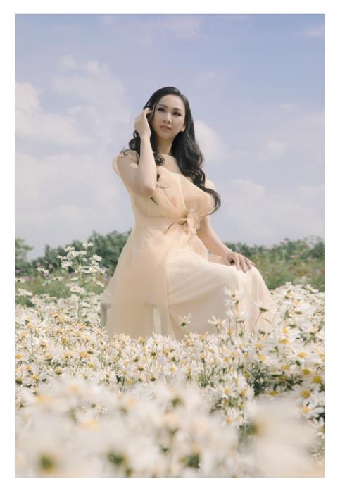 paris vu dep ngot ngao trong khu vuon ngap tran cuc hoa mi