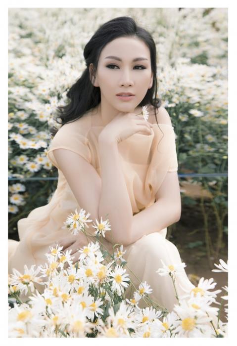 paris vu dep ngot ngao trong khu vuon ngap tran cuc hoa mi