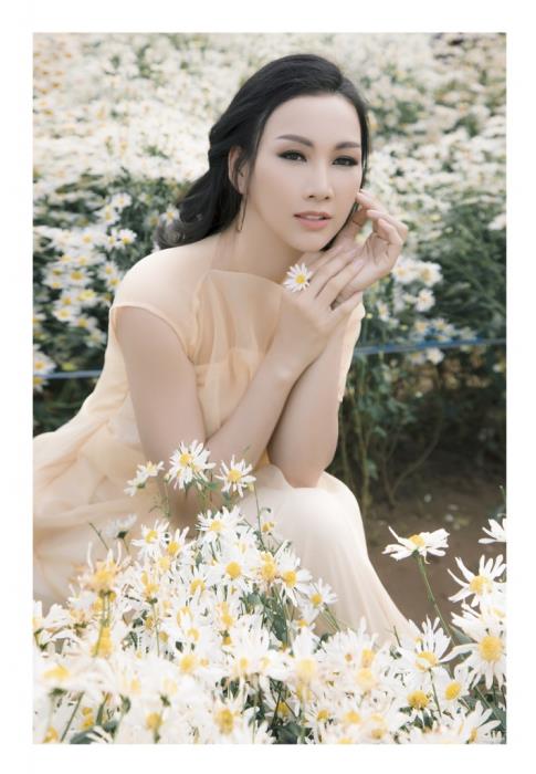 paris vu dep ngot ngao trong khu vuon ngap tran cuc hoa mi