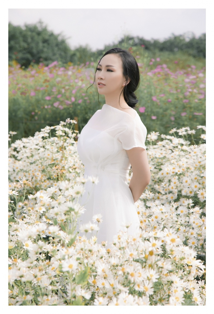 paris vu dep ngot ngao trong khu vuon ngap tran cuc hoa mi