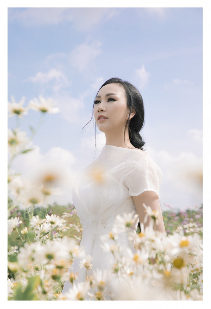paris vu dep ngot ngao trong khu vuon ngap tran cuc hoa mi