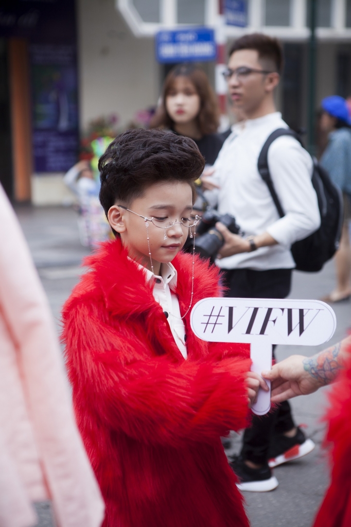 pho di bo ha noi bung chay trong sac mau ruc ro cua the best street style thu dong 2018