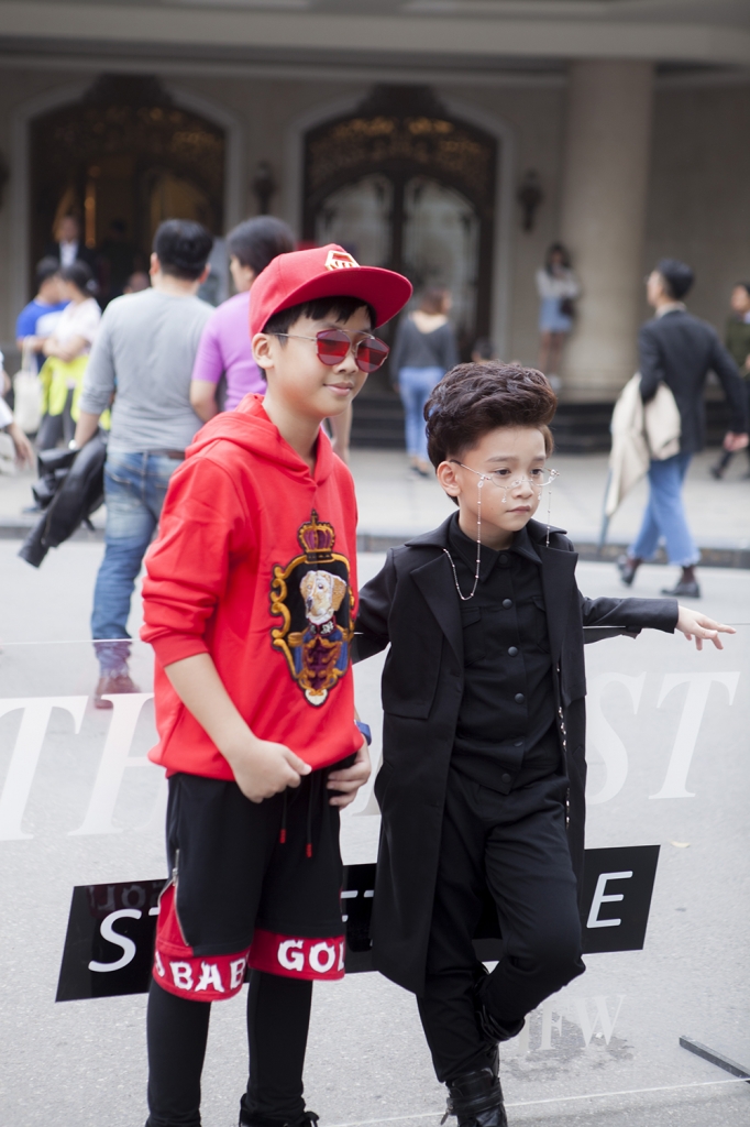 pho di bo ha noi bung chay trong sac mau ruc ro cua the best street style thu dong 2018