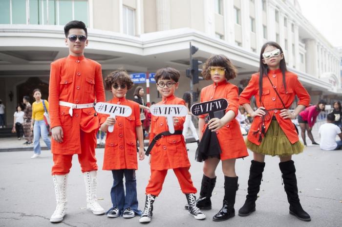 pho di bo ha noi bung chay trong sac mau ruc ro cua the best street style thu dong 2018