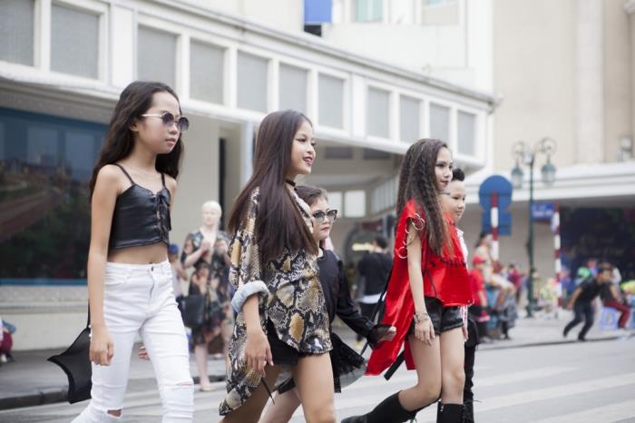 pho di bo ha noi bung chay trong sac mau ruc ro cua the best street style thu dong 2018