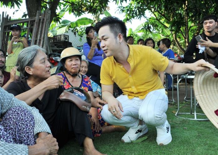 quach tuan du to chuc sinh nhat gian di danh tien phat qua thien nguyen tai que huong