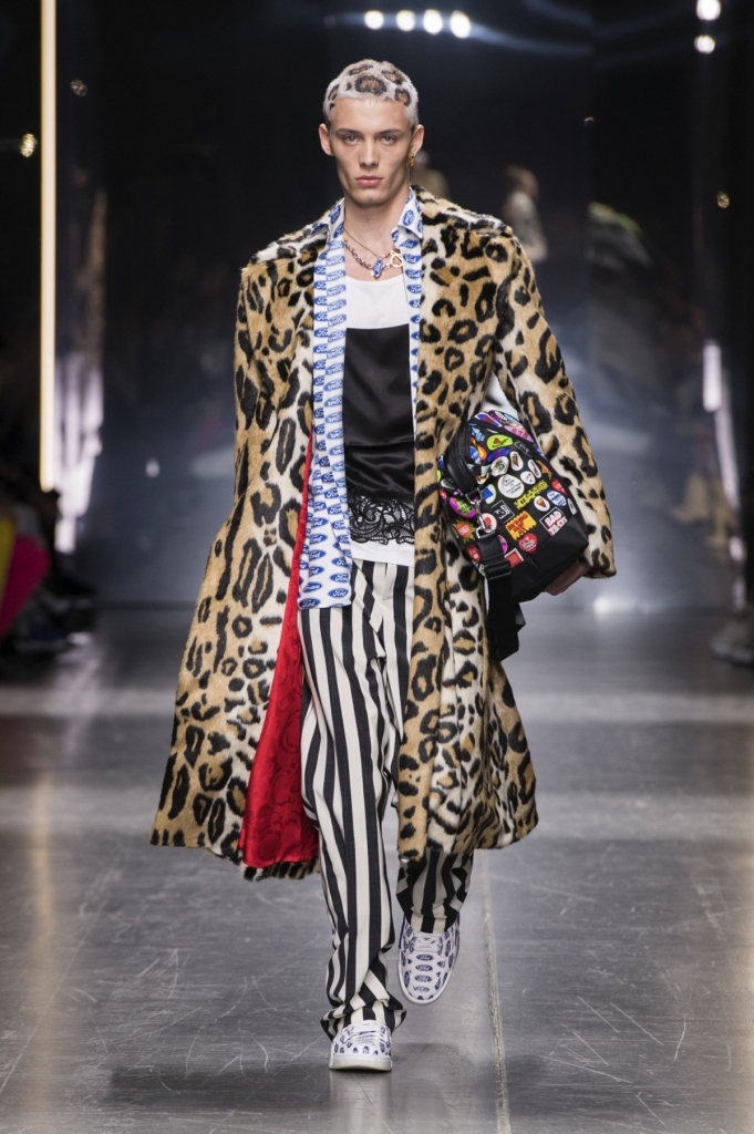 Show diễn 'Thu Đông 2019' của Versace tại 'Tuần lễ thời trang Milan' show dien thu dong 2019 cua versace tai tuan le thoi trang milan