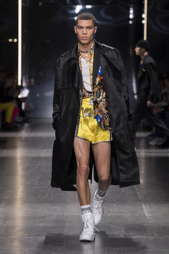 Show diễn 'Thu Đông 2019' của Versace tại 'Tuần lễ thời trang Milan' show dien thu dong 2019 cua versace tai tuan le thoi trang milan
