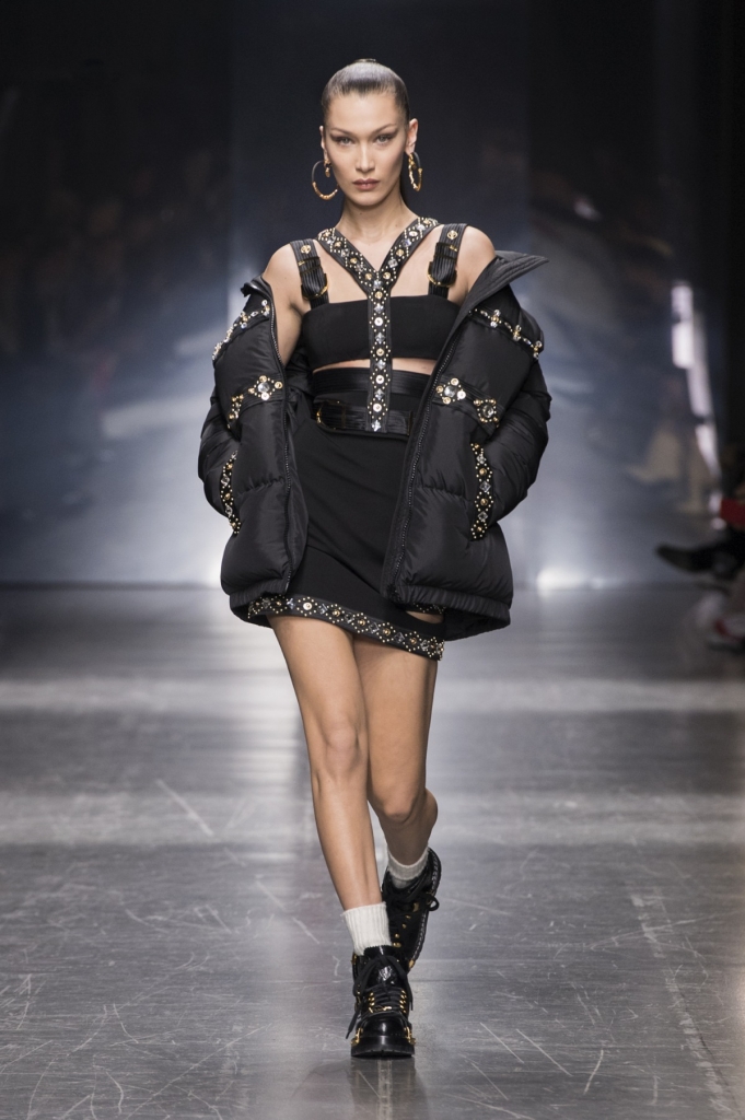 Show diễn 'Thu Đông 2019' của Versace tại 'Tuần lễ thời trang Milan' show dien thu dong 2019 cua versace tai tuan le thoi trang milan