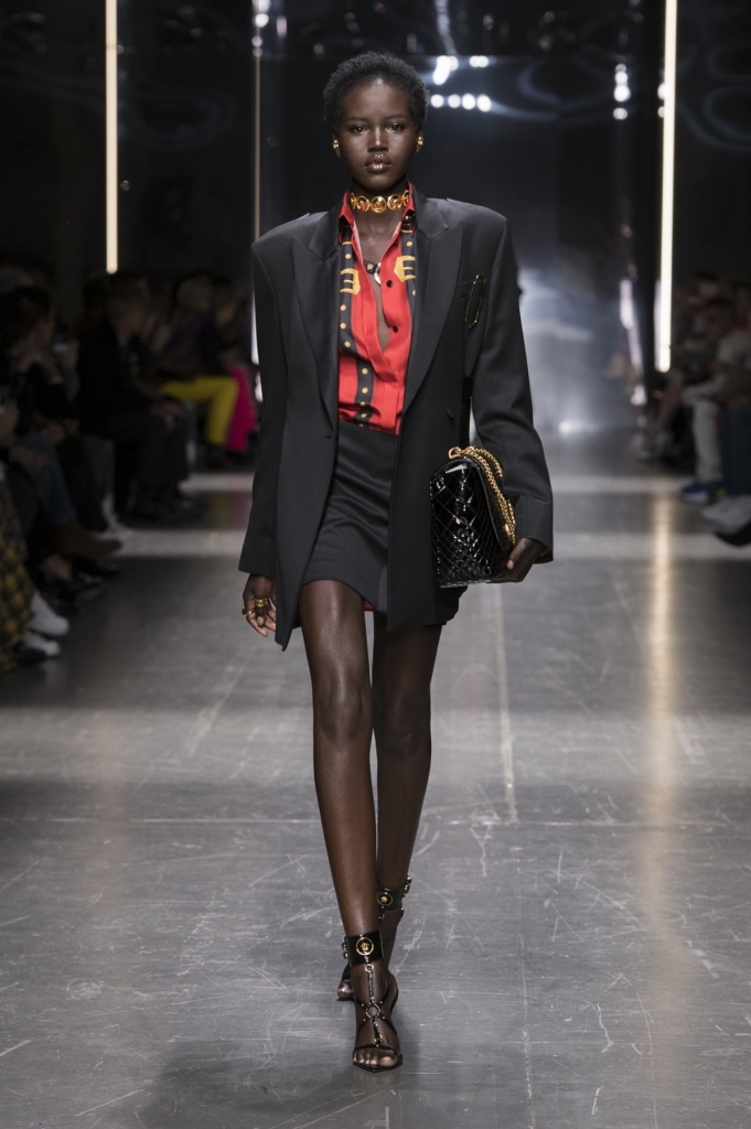 show dien thu dong 2019 cua versace tai tuan le thoi trang milan