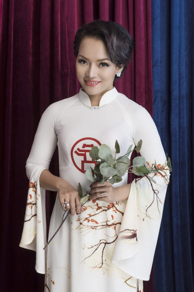 thai thuy linh dep rang ro khi dien ao dai hoa tiet quoc ky my trieu