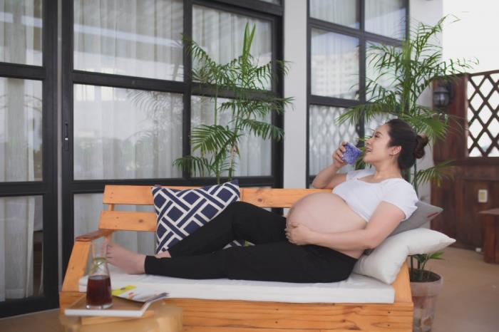 thanh thuy khoe bung bau vuot mat nhung ngay cuoi thai ky