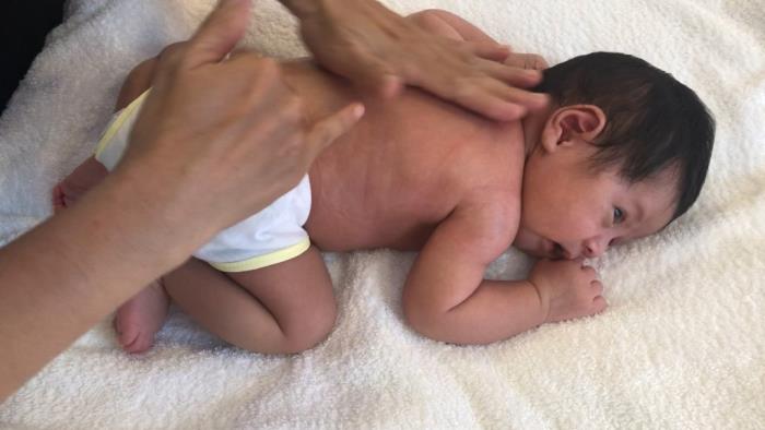 thanh thuy huong dan cach massage cho con tai nha