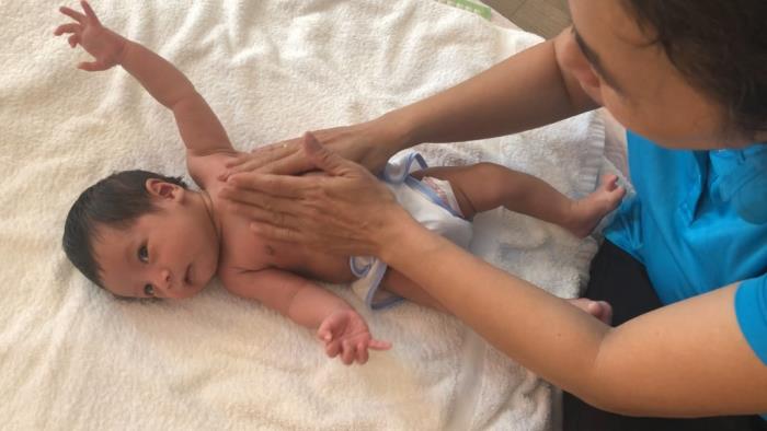 thanh thuy huong dan cach massage cho con tai nha