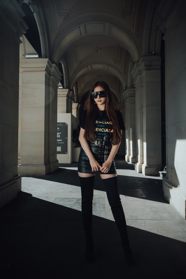 Bên cạnh đó, Thu Thủy đã kịp lưu lại những hình ảnh streetstyle ấn tượng trên đường phố Úc.