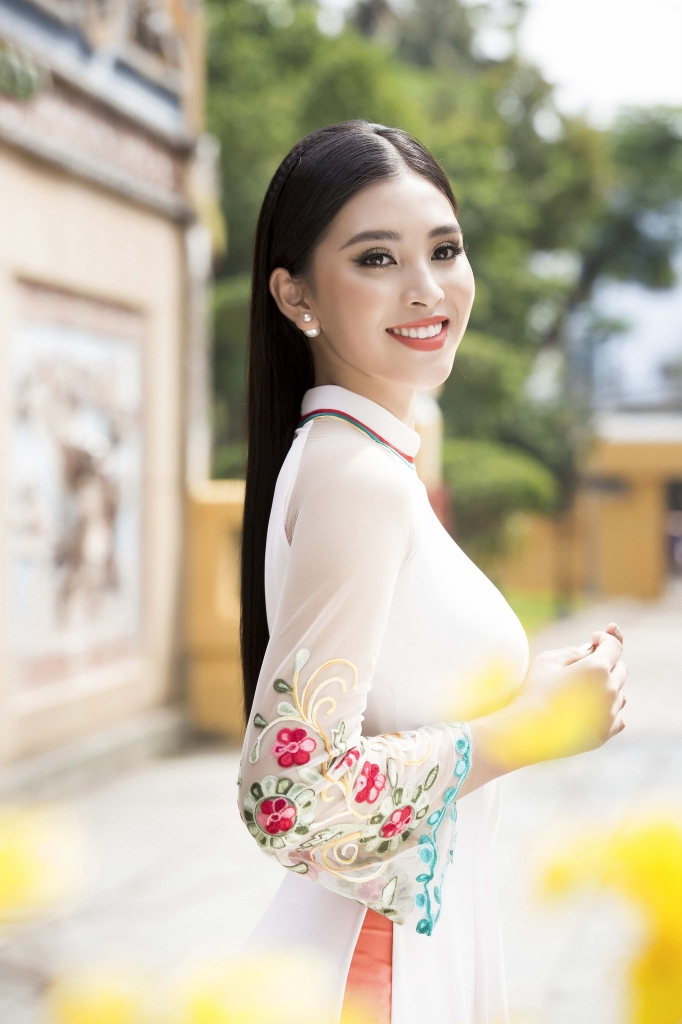 tieu vy goi ca mot troi xuan xua trong ta ao dai lay y tuong tu vach ngoi co hoi an
