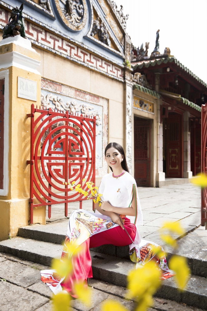 tieu vy goi ca mot troi xuan xua trong ta ao dai lay y tuong tu vach ngoi co hoi an