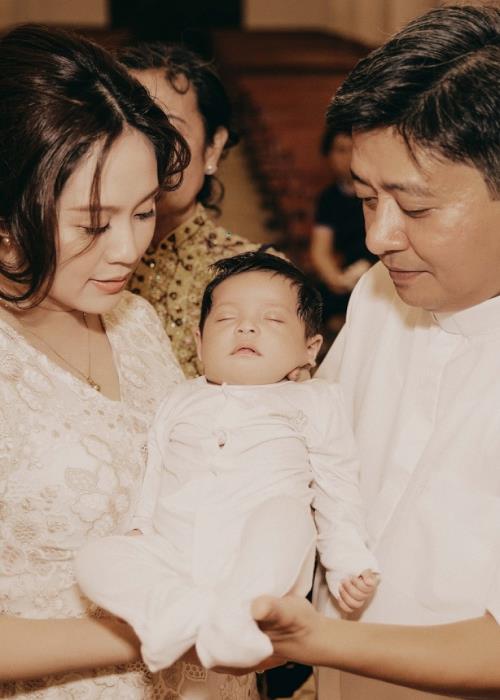 vang mat duc thinh thanh thuy dua con trai di nha tho lam le rua toi