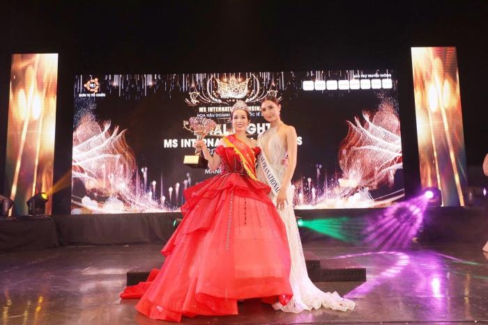 Hoa hậu Siêu quốc gia 2013 Mutya Johanna Datul chụp ảnh cùng Tân hoa hậu Doanh nhân Quốc tế 2019 Vivian Trần.