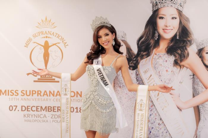 vo canh ngoc chau dep doi tren tham do chung ket miss supranational 2018