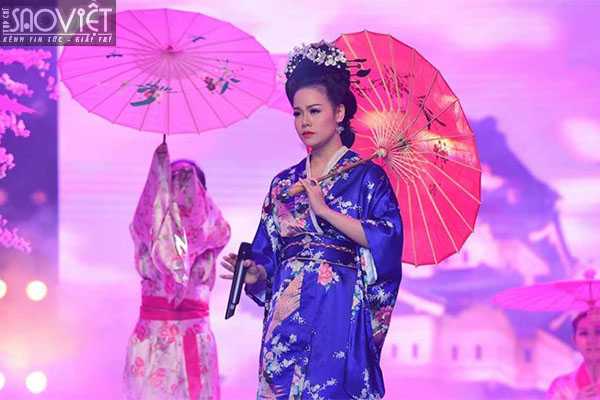 Geisha Nhật Kim Anh vươn lên dẫn đầu đêm thi Phương Dung