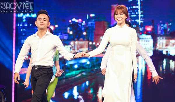 Trấn Thành say sưa xem Hari Won biểu diễn ở Got Talent