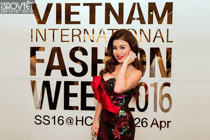 Doanh nhân Janny Thủy Trần nổi bật trong đêm khai mạc Vietnam International Fashion week 2006