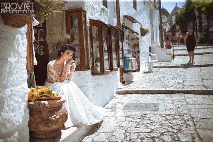 Kim Tuyến gợi cảm dạo làng Alberobello, Italy.