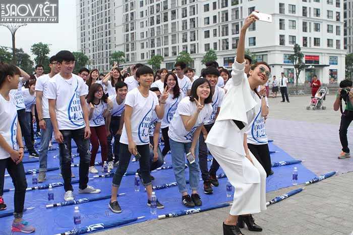 Thanh Hằng nhảy flashmob cùng 421 học sinh