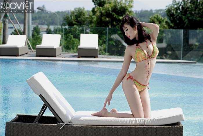 Siêu mẫu Lê Huỳnh Thúy Ngân khoe đường cong 'bóc lửa' với bikini